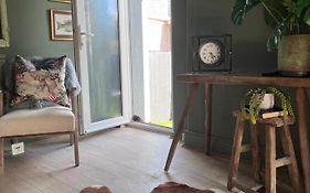 Cwtch Cottage Llantrisant 2 Bed Home - Sleeps 4